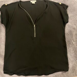 Stylish black top with zipper